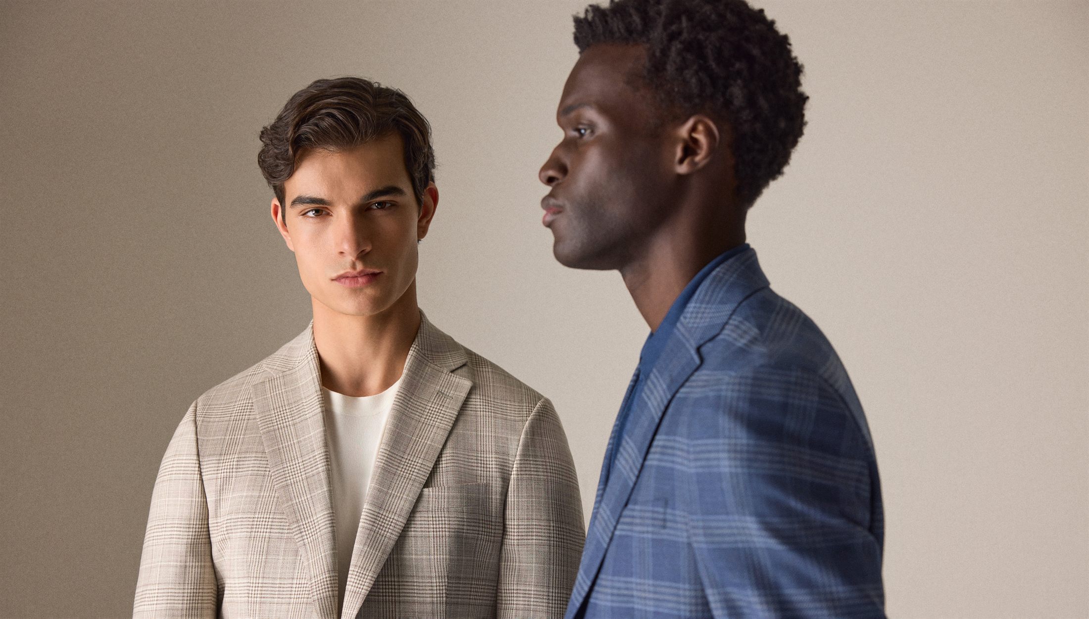 Deux mannequins en vestons de saison